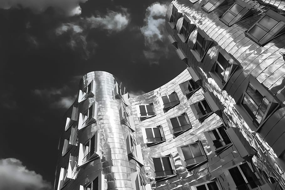 in scala di grigi, architettonico, fotografia, costruzione, architettura, facciata, finestra, cielo, città, moderno, gehry, paesaggio urbano, architettura moderna, Düsseldorf, porto multimediale, edifici gehry, punto di riferimento, Luoghi di interesse, turismo, fiume del Reno, urbano, metallo, brillante, nero bianco, bianco e nero, struttura costruita, esterno dell'edificio, Inquadratura dal basso, nuvola - cielo, nessuno, natura, giorno, all'aperto, luce del sole, storia, quartiere residenziale, il passato, vecchio, industria, appartamento, rovinato, 4K