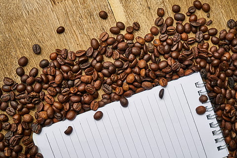 Weiß, regiert, Notizblock, Kaffeebohnen, Notizbuch, Arbeit, Seite, Hinweis, mitschreiben, schreiben, Papier-, lesen, Tabelle, Literatur, Kaffee, Glas, guten Morgen, Makro, Kaffeetasse, Cafe, Ernährung, Tasse, Cappuccino, Espresso, Lebensmittel, Morgen, Getränk, Fotografie, Koffein, Essen Foto, Foto, Hintergrund, aufwachen, Frühstück, braun, Holz, Detail, Küche, Nahansicht, Produktfoto, Restaurant, Latté, Ader, Samen, Kolumbien, frisch, Füller, Stift, Kurs, Manuskript, geröstete Kaffeebohne, Kaffee trinken, Essen und Trinken, Frische, große gruppe von gegenständen, High Angle View, Stillleben, direkt darüber, keine Leute, geröstet, Erfrischung, drinnen, 5K, CC0, gemeinfrei, lizenzfrei