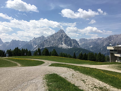 alpí, panorama, muntanya, muntanyes, Tirol del sud, escenics - natura, cel, bellesa a la natura, Serra, medi ambient, paisatge, escena tranquil·la, naturalesa, planta, núvol - cel, tranquil·litat, dia, cap gent, carretera, herba, escena no urbana, direcció, transport, neu, a l'aire lliure, cim de muntanya, muntanya nevada, 4K, CC0, domini públic, lliure de regalies