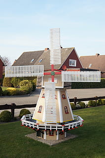 Windmühle, Modell-, eigenbau, nostalgisch, die Architektur, gebaute Struktur, Gebäudehülle, Himmel, Gebäude, Pflanze, Gras, keine Leute, Natur, Tag, Haus, Wohngegend, Baum, Dach, draußen, Wasser, Park, Vorder- oder Hinterhof, Park - menschgemachter Raum, Holz - Material, 5K, CC0, gemeinfrei, lizenzfrei
