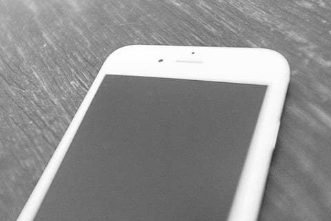 negru, alb, Apple iPhone, alb-negru, obiecte, tehnologie, telefon mobil, telefon inteligent, telefon, echipament, mobilitate, ecran tactil, lemn - material, tehnologia fără fir, comunicare, Internet, nici o persoana, gol, modern, Monitorul computerului, calculator, masa, calculatoare de mere, comunicații globale, a închide, zi, conexiune, dispozitiv portabil de informații, vedere în unghi mare, în interior, un singur obiect, ecran, natură moartă, portabilitate, ecranul dispozitivului, direct deasupra, 4K, CC0, domeniu public, fără drepturi de autor