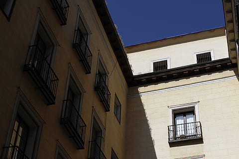 quelque part à madrid, beige, béton, bâtiment, bleu, ciels, architecture, la fenêtre, pierre, vieux, extérieur du bâtiment, structure construite, faible angle de vue, personne, district résidentiel, journée, ciel, la nature, ciel clair, ombre, en plein air, ville, lumière du soleil, mur, construction de murs, la communication, appartement, 5K, CC0, domaine public, libre de droits