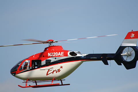 modellismo rc, elicottero, modello, modellismo in scala, cielo, veicolo aereo, mezzi di trasporto, modo di trasporto, natura, Inquadratura dal basso, cielo sereno, aereo, rosso, nessuno, testo, all'aperto, giorno, comunicazione, volante, viaggio, copia spazio, cartello, 4K, CC0, dominio pubblico, privo di copyright