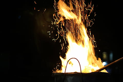 gnister, flamme, ild, brænding, varme - temperatur, fare, glødende, nat, ingen mennesker, helvede, tæt på, ildkugle, brand - naturligt fænomen, bevægelse, natur, lang eksponering, bål, sløret bevægelse, orange farve, advarselsskilt, skilt, belyst, ildsted, mørk, lejrbål, 5K, CC0, offentligt domæne, royaltyfrie