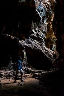 uomo, blu, camicia, dentro, grotta, in piedi, pietre, sole, Batcave, Esplorare, paesaggio, selvaggio, natura, ritratto, Lombok, pipistrello, roccia, roccia - oggetto, persone reali, attività di svago, stili di vita, lunghezza intera, solido, formazione rocciosa, persone, retrovisore, abbigliamento casual, bellezza nella natura, geografia fisica, uomini, vacanze, viaggio, all'aperto, 4K, CC0, dominio pubblico, privo di copyright