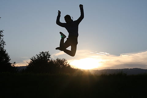 tidsmessig fotografering, person, hopping, solnedgang, hoppe, moro, glede, skygge, silhouette, utendørs, himmel, handling, natur, mennesker, frihet, sport, energi, én person, fritidsaktivitet, full lengde, i lufta, ekte folk, vitalitet, livsstil, sollys, ekstremsport, menn, sol, Fare, eventyr, ferdighet, armer hevet, menneskelig arm, lysskjær, 4K