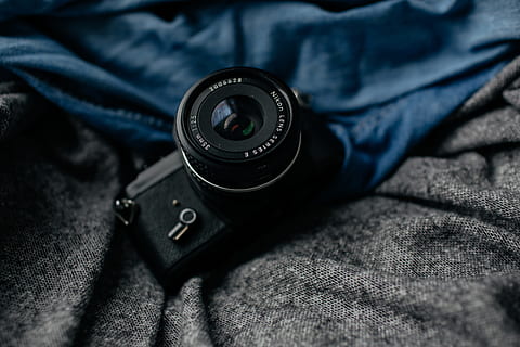 nero, grigio, tessile, fotocamera dslr nera, fotocamera dslr, macchina fotografica - attrezzatura fotografica, attrezzatura, temi fotografici, nessuno, tecnologia, avvicinamento, in casa, obiettivo - strumento ottico, attrezzatura fotografica, natura morta, telecamera, messa a fuoco selettiva, concentrarsi sulle conoscenze acquisite, numero, colore nero, jeans, Camera digitale, singolo oggetto, vista dall'alto, 5K, CC0, dominio pubblico, privo di copyright