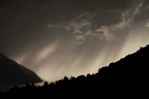 silhouette, trær under, grå, himmel, fjell, stråle, trær, skyer, mørk, dramatisk himmel, storm, scenics, natt, vær, tordenvær, ingen folk, stormsky, skjønnhet i naturen, sky - himmel, naturskjønnhet - natur, ro, tre, natur, rolig scene, anlegg, ærefrykt, miljø, illevarslende, kraft i naturen, 5K, CC0, offentlig domene, opphavsrett gratis