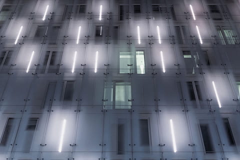 architettura, costruzione, infrastruttura, struttura, istituzione, appartamento, finestre, condominio, struttura costruita, illuminato, Inquadratura dal basso, esterno dell'edificio, nessuno, attrezzatura per l'illuminazione, finestra, fotogramma intero, notte, modello, all'aperto, luce, luce - fenomeno naturale, vetro - materiale, raggiante, soffitto, di fila, lampada elettrica, 4K, CC0, dominio pubblico, privo di copyright