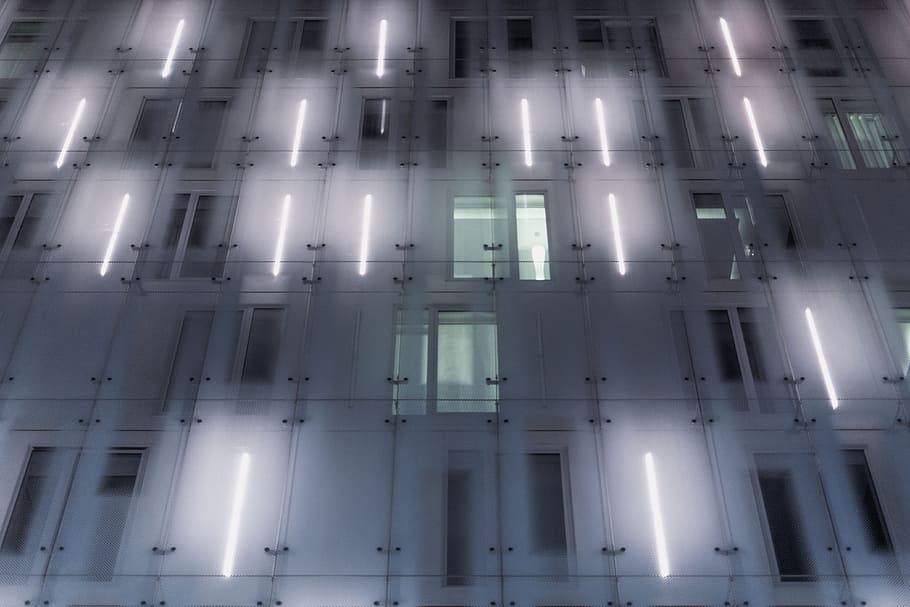 architettura, costruzione, infrastruttura, struttura, istituzione, appartamento, finestre, condominio, struttura costruita, illuminato, Inquadratura dal basso, esterno dell'edificio, nessuno, attrezzatura per l'illuminazione, finestra, fotogramma intero, notte, modello, all'aperto, luce, luce - fenomeno naturale, vetro - materiale, raggiante, soffitto, di fila, lampada elettrica, 4K