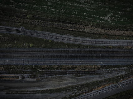 jernbanetog, top, udsigt, jernbane, tog, jernbanespor, industri, transportmidler, natur, ingen mennesker, udendørs, ro, nat, landskab, jord, scenics - natur, miljø, skønhed i naturen, rolig scene, Mark, ikke-urbane scene, dag, landbrug, mønster, landlige scene, høj vinkel visning, luftfoto, vej, gård, 4K, CC0, offentligt domæne, royaltyfrie