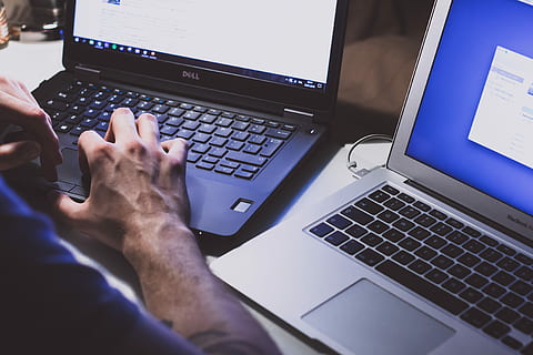 osoba, za pomocą, czarny, laptop, dell laptop, macbook, komputer, pisanie na maszynie, tech, technologia, technologia bezprzewodowa, porozumiewanie się, połączenie, pracujący, dłoń, ludzka ręka, jedna osoba, część ludzkiego ciała, wyposażenie komputera, dorosły, za pomocą laptopa, mężczyźni, klawiatura komputerowa, klawiatura, Internet, serfować po sieci, 4K, CC0, domena publiczna, darmowe zdjęcia