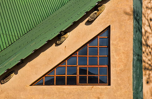 vindue, glas, afspejling, trekant, arkitektur, design, abstrakt, bygning, konstruktion, form, ydre, bygget struktur, bygning udvendig, dag, lav vinkel visning, hus, sollys, boligområde, ingen mennesker, udendørs, skygge, murbygningsfunktion, glas - materiale, natur, væg, by, vinduesramme, 5K, CC0, offentligt domæne, royaltyfrie
