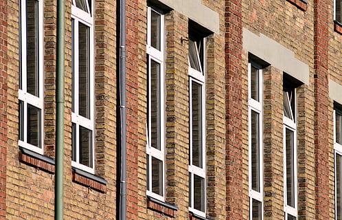 finestra, facciata, vecchio, mattone, fabbrica, vecchia facciata, industria, stabilimento industriale, costruzione, vicino, sezione, obliquo, casa, architettura, curiosità, nostalgia, storicamente, vecchia fabbrica, rosso, mattoni, opere murarie, hauswand, struttura costruita, esterno dell'edificio, nessuno, fotogramma intero, giorno, Inquadratura dal basso, modello, all'aperto, muro di mattoni, sfondi, città, parete, moderno, vetro - materiale, fianco a fianco, luce del sole, appartamento, 5K, CC0, dominio pubblico, privo di copyright