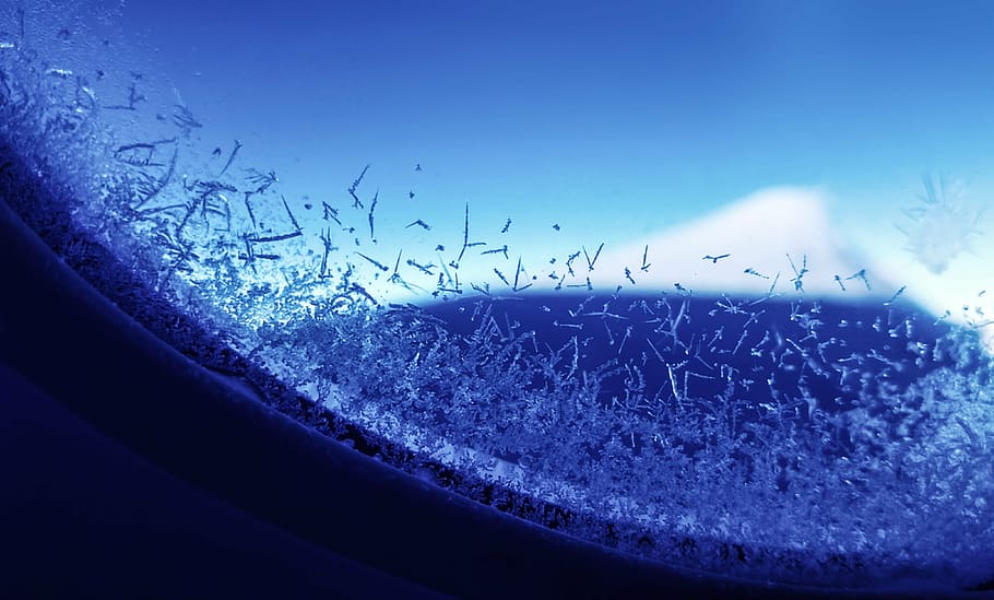 selettivo, fotografia a fuoco, smerigliato, finestra del velivolo, fiocco, gel, finestra, blu, aereo, cielo, volo aereo, vista aerea, Ali, volo, viaggio, nessuno, complicazione, astratto, avvicinamento, sfondi, tecnologia, complessità, ricerca, erba, natura, temperatura fredda, vetro - materiale, inverno, pianta, mezzi di trasporto, in casa, ambiente, la neve, trasparente, interno del veicolo, terra, paesaggio, congelato, 4K