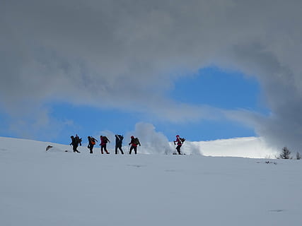 snesko, sne, skyer, vinter, sport, mennesker, udendørs, bjerg, natur, ekstrem sport, kold temperatur, fritidsaktivitet, himmel, rigtige mennesker, sky - himmel, gruppe af mennesker, livsstil, eventyr, skønhed i naturen, scenics - natur, vintersport, ikke-urbane scene, dag, varme tøj, bjergkæde, snedækket bjerg, ekstremt vejr, 5K, CC0, offentligt domæne, royaltyfrie