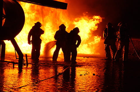 cinque, uomini, in piedi, accanto, fuoco, pompiere, formazione, vivere, controllata, protezione, Pericolo, attrezzatura, tubo flessibile, casco, spray, ugello, lavoro, pratica, vigile del fuoco, sicurezza, servizio, silhouette, acqua, colore arancione, natura, gruppo di persone, fuoco - fenomeno naturale, cielo, incidenti e disastri, fiamma, tramonto, ardente, calore - temperatura, mare, occupazione, persone, soccorritore, 1080P, CC0, dominio pubblico, privo di copyright
