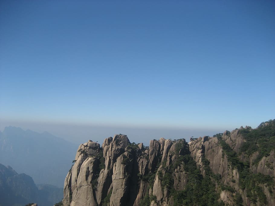 niebo, góry, widoki, Natura, scenics, Góra, krajobraz, Klif, rock - obiekt, na dworze, żadnych ludzi, kolorowy obraz, niebieski, lokalizacje podróży, Park Narodowy, ekstremalny teren, formacja skalna, cele podróży, czyste Niebo, scenics - natura, piękno natury, skała, pasmo górskie, spokojna scena, horyzont, solidny, spokój, wylądować, środowisko, kopia przestrzeń, tworzenie, szczyt górski, 2K