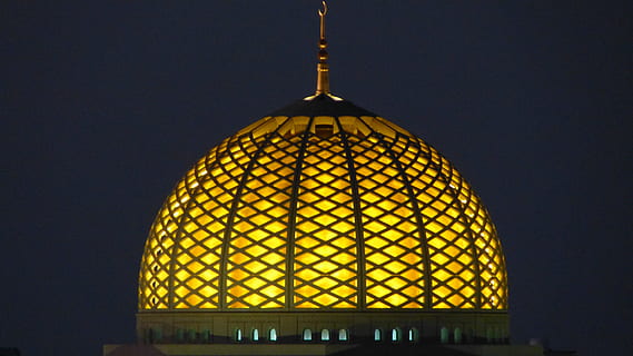 mesjid, oman, malam, kubah, tidak ada orang, Arsitektur, eksterior bangunan, diterangi, struktur yang dibangun, langit, alam, berwarna emas, di luar rumah, senja, kota, pola, bayangan hitam, gelap, gantung, tujuan wisata, puncak menara, hiasan, 4K, CC0, domain publik, bebas royalti
