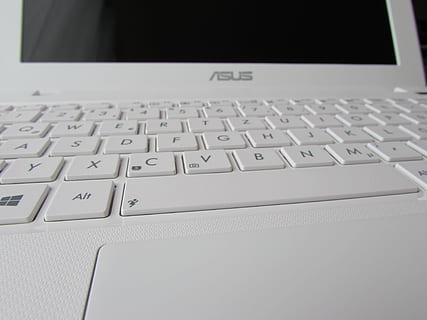 biały, asus laptop, notatnik, netbook, klawiatura, laptop, asus, domowe biuro, blogowanie, to, Informatyka, programowanie, pc, komputer, przenośny, technologia, klawiatura komputerowa, technologia bezprzewodowa, klucz komputera, porozumiewanie się, wyposażenie komputera, połączenie, zbliżenie, żadnych ludzi, wewnątrz, list, tekst, część komputerowa, alfabet, biały kolor, nowoczesny, Wielka litera, 4K, CC0, domena publiczna, darmowe zdjęcia