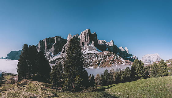 Foto, bjerg, træer, bjergbjerge, blå, himmel, dagtimerne, dolomit, træ, skrænt, landskab, hårdt lys, sollys, grøn, panorama, miljø, skønhed i naturen, natur, plante, scenics - natur, klippe, jord, fyrretræ, ingen mennesker, rolig scene, rock-objekt, ro, nåletræ, solid, bjergkæde, udendørs, fyrreskov, bjergtop, 5K, CC0, offentligt domæne, royaltyfrie