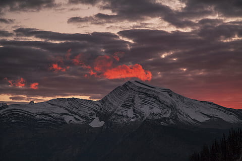 tertutup salju, gunung, matahari terbenam, dataran tinggi, awan, langit, puncak, punggung bukit, pemandangan, alam, lembah, gelap, keindahan di alam, di luar rumah, tidak ada orang, awan - langit, lahar, scenics - alam, gunung berapi, lingkungan Hidup, salju, musim dingin, geologi, suhu dingin, meletus, kekuatan di alam, langit yang dramatis, gunung berselimut salju, puncak gunung, kawah gunung berapi, 5K, CC0, domain publik, bebas royalti