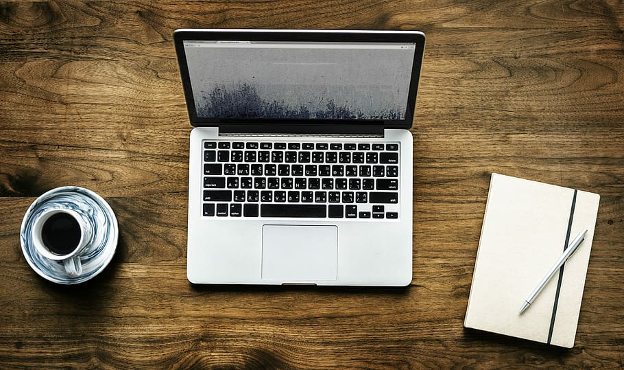 MacBook, pro, al costat, blanc i negre, ceràmica, tassa de te, plat, blanc, cas folio de pastilles, portàtil, cafè, quadern, bolígraf, papereria, taula, tecnologia sense fils, tecnologia, ordinador, connexió, material de fusta, comunicació, equips informàtics, a l'interior, dispositiu d’informació portàtil, cap gent, teclat d’ordinador, beure, natura morta, escriptori, vista d’angle alt, menjar i beguda, teclat, mobles, 1080P