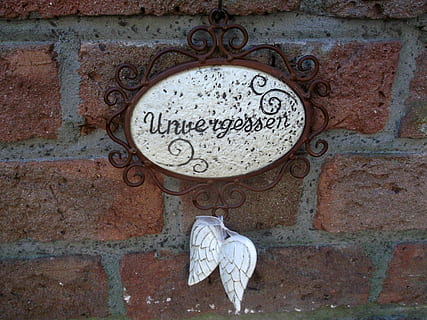 smutek, Paměť, poslední, uklidnit, poslední klid, cihlová zeď, den, text, nikdo, detail, sdělení, nástěnný prvek, architektura, stavba, zeď, západní skript, vzor, umění a řemesla, tvořivost, cihlový, design, podepsat, venku, řemeslo, kov, 4K, CC0, veřejná doména, bez autorských práv