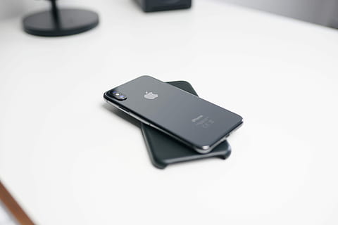 prostor, šedá, iphone x, bílý, povrch, selektivní, zaměření fotografie, iphone, jablko, ios, technologie, tvořivý, nikdo, bezdrátové technologie, uvnitř, spojení, detail, studio shot, chytrý telefon, Černá barva, jeden objekt, bílé pozadí, sdělení, přenosnost, kopie prostor, dálkové ovládání, mobilní telefon, zařízení, vysoký úhel pohledu, umělecká kultura a zábava, dva objekty, klávesnice, elektrické zařízení, 5K, CC0, veřejná doména, bez autorských práv