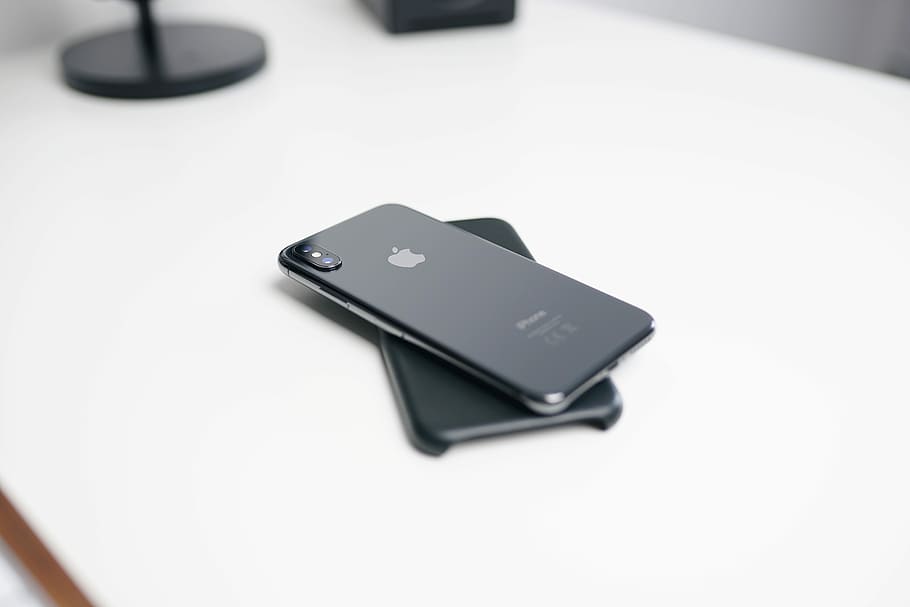 prostor, šedá, iphone x, bílý, povrch, selektivní, zaměření fotografie, iphone, jablko, ios, technologie, tvořivý, nikdo, bezdrátové technologie, uvnitř, spojení, detail, studio shot, chytrý telefon, Černá barva, jeden objekt, bílé pozadí, sdělení, přenosnost, kopie prostor, dálkové ovládání, mobilní telefon, zařízení, vysoký úhel pohledu, umělecká kultura a zábava, dva objekty, klávesnice, elektrické zařízení, 5K
