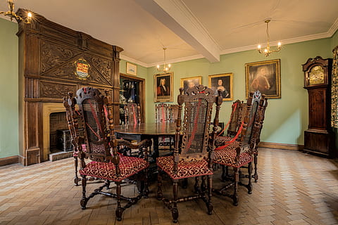 arquitectura, casa, estructura, interior, diseño, Art º, cocina, mesa, silla, candelabro, mueble, adentro, asiento, riqueza, equipo de iluminación, lujo, historia, el pasado, cultura de las artes y entretenimiento, gran grupo de objetos, nadie, Arte y artesanía, piso, Al por menor, estructura construida, decoración, antiguo, clase alta, techo, 8K, CC0, dominio público, libre de derechos