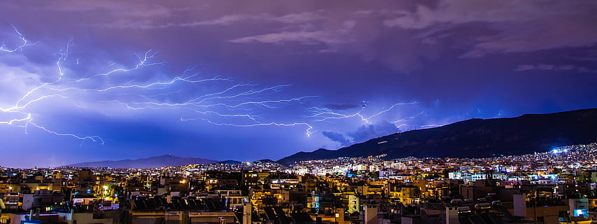 fotografie cu unghi mare, oraș, fulger, tunet, iluminat, nor, bolț, furtună, furtuna cu fulgere, noapte, peisaj urban, nor - cer, exteriorul clădirii, în aer liber, cer, arhitectură, clădire, construită, natură, viata de oras, destinații de călătorie, Munte, frumusețe în natură, zonă rezidențială, peisaj, mediu inconjurator, nici o persoana, putere în natură, Violet, 4K, CC0, domeniu public, fără drepturi de autor