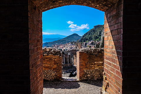 paesaggio, montagne, case, punto di riferimento, arco, architettura, mattoni, luce del giorno, Entrata, esterno, vecchio, all'aperto, mattoni rossi, rovinare, ombra, muro di pietra, pietre, parete, finestre, storia, il passato, struttura costruita, antico, costruzione, montagna, cielo, esterno dell'edificio, natura, luce del sole, nessuno, destinazioni di viaggio, giorno, vecchia rovina, viaggio, finestra, materiale lapideo, mattone, antica civiltà, colonna architettonica, 4K, CC0, dominio pubblico, privo di copyright