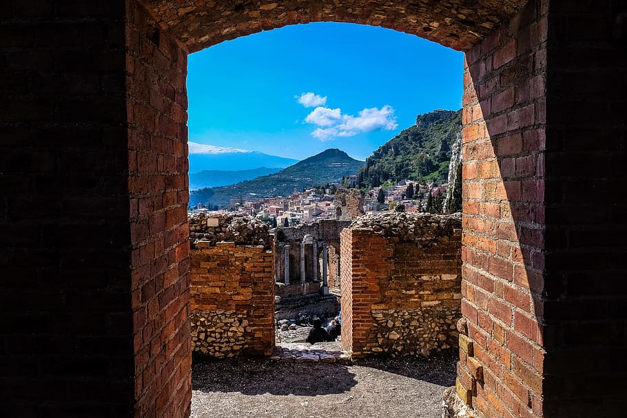 paesaggio, montagne, case, punto di riferimento, arco, architettura, mattoni, luce del giorno, Entrata, esterno, vecchio, all'aperto, mattoni rossi, rovinare, ombra, muro di pietra, pietre, parete, finestre, storia, il passato, struttura costruita, antico, costruzione, montagna, cielo, esterno dell'edificio, natura, luce del sole, nessuno, destinazioni di viaggio, giorno, vecchia rovina, viaggio, finestra, materiale lapideo, mattone, antica civiltà, colonna architettonica, 4K