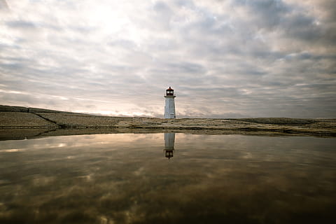 riflettendo, corpo, acqua, bianca, nuvoloso, cielo, la baia di Peggy, faro, nube, riflessione, costa, mare, natura, paesaggio, nessuno, all'aperto, nuvola - cielo, Paesaggi, tramonto, crepuscolo, direzione, Torre, sicurezza, protezione, guida, struttura costruita, architettura, esterno dell'edificio, scenics - natura, bellezza nella natura, lungomare, la tranquillità, costruzione, 4K, CC0, dominio pubblico, privo di copyright