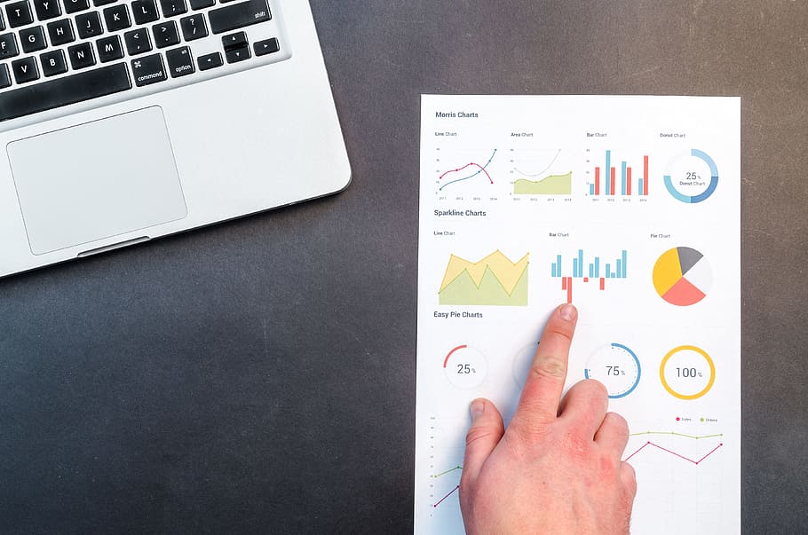 persona, assenyalant, paper, gràfics, ordinador, dades, escriptori, document, fets, dit, gràfic, mà, teclat, portàtil, paperassa, resultats, enquesta, taula, treballar, comunicació, tecnologia, part del cos humà, connexió, tecnologia sense fils, equips informàtics, mà humana, diagrama, negocis, nombre, a l'interior, adult, utilitzant l’ordinador, treball, gent, part del cos, usant portàtil, 4K