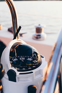 blanc, noir, boussole, montrer du doigt, peu profond, photographie de mise au point, sans titre, naviguer, outil de navigation, compas de bateau, voile, bateau, bokeh, lumière, le coucher du soleil, eau, océan, transport, mer, mode de transport, navire nautique, personne, Voyage, se concentrer sur le premier plan, fermer, la nature, journée, direction, en plein air, mise au point sélective, contrôle, ciel, yacht, voilier, La technologie, luxe, 5K, CC0, domaine public, libre de droits