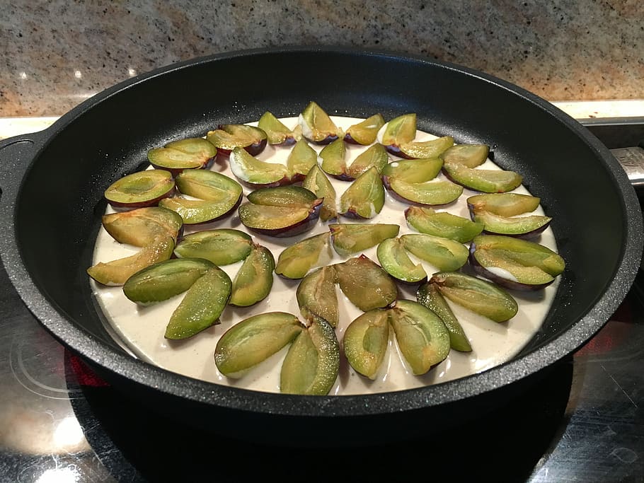 Pfannkuchen, Pflaumen, Küche, Essen und Trinken, drinnen, keine Leute, Pfanne - Pfanne kochen, Lebensmittel, gesundes Essen, Frische, Wohlbefinden, Haushaltsausstattung, Stillleben, Gemüse, schwenken, Pfanne, Obst, Küchenutensilien, Nahansicht, Tabelle, High Angle View, Bratpfanne, Vorbereitung, Scheibe, Topf, 4K