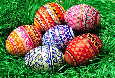 sis, color assortit, polit, ous, verd, herba, Pasqua, ous de Pasqua, pintat, colorit, deco, ou de Pasqua, multicolor, ou, festa, celebració, color verd, menjar, cap gent, art i artesania, planta, primer pla, natura morta, patró, menjar i beguda, grup d'objectes, creativitat, 2K, CC0, domini públic, lliure de regalies