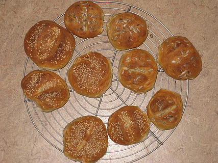 válec, chléb, křupavý, frisch, ochladit, mřížka, jíst, domácí výroba, dokonce pečené, selberbacken, sezam, slunečnicová semínka, nešpory, jídlo, Svačina, jídlo a pití, vysoký úhel pohledu, nikdo, uvnitř, přímo nad, stálý život, svěžest, pečený, připraven jíst, stůl, hnědý, sladké jídlo, požitek, nezdravé stravování, dezert, sladký, detail, pokušení, chladicí stojan, francouzské jídlo, 2K, CC0, veřejná doména, bez autorských práv