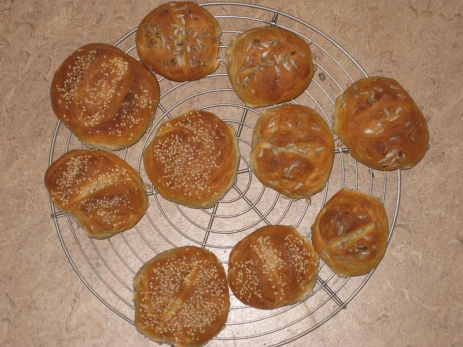rodar, pa, cruixent, frisch, Refredar, quadrícula, menjar, casolà, fins i tot al forn, selberbacken, sèsam, llavors de gira-sol, vespres, berenar, menjar i beguda, vista d’angle alt, cap gent, a l'interior, directament a sobre, natura morta, frescor, al forn, llest per menjar, taula, marró, menjar dolç, indulgència, menjar poc saludable, postres, dolç, primer pla, temptació, rack de refrigeració, menjar francès, 2K