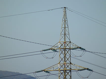 højspænding, pylon, tråd, nuværende, antenne, kabel, elektricitet, el-pylon, teknologi, Strømforsyning, forbindelse, strømkabel, brændstof og elproduktion, lav vinkel visning, himmel, ingen mennesker, natur, skyfri himmel, kompleksitet, høj - høj, udendørs, metal, dag, silhuet, elnettet, direkte under, over, elektrisk komponent, elektrisk udstyr, 4K, CC0, offentligt domæne, royaltyfrie