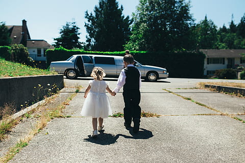 noi, noia, caminar, gris, carretera, durant el dia, celebració, mà, cap a, limusina, parella, casament, nen, vestit, paret, arbre, jardí, calçada, concret, sostenint la mà, matrimoni, powell river, casat, núvia, dones, vestit de núvia, longitud completa, amor, dues persones, nuvi, esdeveniments de la vida, esdeveniment, persones reals, unió, adult, vista del darrere, cotxe, dia, femelles, parella - relació, esposa, emoció positiva, marit, 5K, CC0, domini públic, lliure de regalies