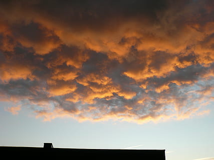 kveldskyer, skyer, solnedgang, himmel, skumring, sky - himmel, natur, arkitektur, bygget struktur, silhouette, dramatisk himmel, skjønnhet i naturen, ingen folk, naturskjønnhet - natur, clouds, lav vinkel visning, utendørs, atmosfære, oransje farge, miljø, storm, mørk, illevarslende, 4K, CC0, offentlig domene, opphavsrett gratis