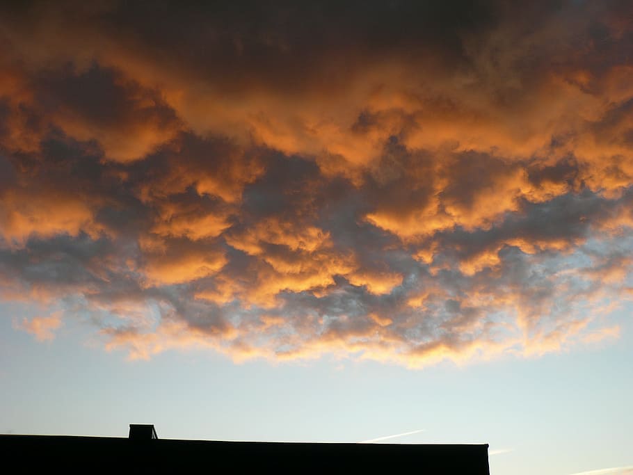 Abendwolken, Wolken, Sonnenuntergang, Himmel, Dämmerung, wolke - himmel, Natur, die Architektur, gebaute Struktur, Silhouette, Dramatischer Himmel, Schönheit in der Natur, keine Leute, Szenen - Natur, Wolkengebilde, Flachwinkelansicht, draußen, Atmosphäre, orange Farbe, Umgebung, Sturm, dunkel, bedrohlich, 4K