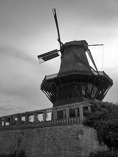 Mühle, Hintergrundbeleuchtung, Weiß, Nero, Ruhe, Atmosphäre, Frieden, Gelassenheit, Wand, Ziegel, Holz, Pergola, Windkraft, Windkraftanlage, alternative Energie, Windmühle, Umweltschutz, erneuerbare Energie, Himmel, die Architektur, Kraftstoff- und Stromerzeugung, Turbine, gebaute Struktur, traditionelle Windmühle, Gebäudehülle, Natur, Umgebung, wolke - himmel, Flachwinkelansicht, Tag, keine Leute, Landschaft, draußen, 2K, CC0, gemeinfrei, lizenzfrei