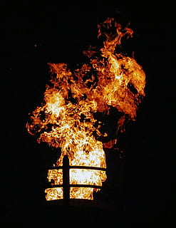 lanternă, foc, ardere, foc - fenomen natural, flacără, temperatura - temperatură, roșu, luminos, noapte, natură, nici o persoana, culoare portocalie, iluminat, vedere unghiulară joasă, eveniment, semn, în aer liber, semn de avertizare, întuneric, comunicare, arhitectură, Fundal negru, 2K, CC0, domeniu public, fără drepturi de autor