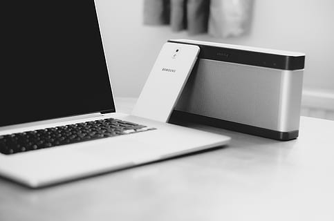 Weiß, Samsung Android Smartphone, neben, MacBook, Profi, Laptop, Computer, Technologie, Handy, Mobiltelefon, Smartphone, Dock, Geräte, Schwarz und weiß, Büro, Schreibtisch, Geschäft, Computer Tastatur, Internet, Tabelle, Ausrüstung, kabellose Technologie, Kommunikation, Verbindung, drinnen, keine Leute, Computernetzwerk, tragbares Informationsgerät, Nahansicht, Portabilität, Möbel, Stillleben, Bequemlichkeit, Computerausrüstung, Tastatur, Computerschlüssel, Zuhause arbeiten, 4K, CC0, gemeinfrei, lizenzfrei