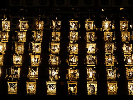 teetä valot, valo, kynttilä, kynttilänvalo, liekki, pimeys, joulu, tausta, mieliala, ei ihmisiä, rivissä, sisällä, koko kehys, rinnakkain, hylly, arkkitehtuuri, järjestely, rakennettu rakenne, taustat, palvonnan paikka, rakennus, kuvio, yltäkylläisyys, toisto, suuri joukko esineitä, uskomus, valaistu, tilata, 5K, CC0, public domain, rojaltivapaa