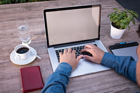 Person, mit, MacBook, Profi, Tasse Brieftasche, Grün, Pflanze, Tabelle, Innenministerium, Programmierung, Programmierer, Laptop, Attrappe, Lehrmodell, Simulation, Computer, Web-Design, Büro, Arbeitsplatz, draussen, Natur, Lancer, Hemd, Geschäft, Blau, gesund, Kaffee, Wasser, Geld, Brieftasche, Apfel, Bildschirm, geschaltet, Weiß, Hölle, eigenes Design, Platzhalter, Bereich, Autor, Designer, Büro Mensch, Mitarbeiter, Mann, Professionel, Monitor, pc, Schlüssel, Tastatur, Holztisch, Korn, Hand, Wasserhähne, schreibt, Grafiktablet, Grafikdesign, Fotograf, Technologie, kabellose Technologie, Kommunikation, Verbindung, mit laptop, Getränk, Essen und Trinken, Sitzung, Tasse, eine Person, Holz - Material, menschliche Hand, Erwachsene, Erfrischung, High Angle View, drinnen, Glas, Tippen, Surfen im Internet, 5K, CC0, gemeinfrei, lizenzfrei